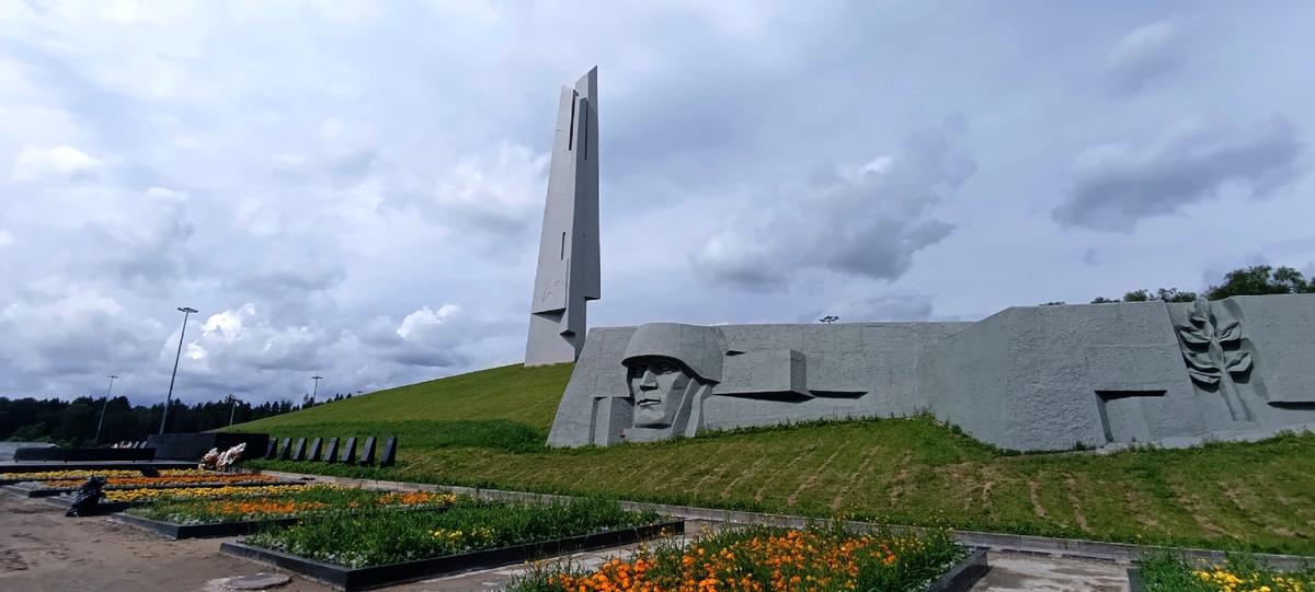 Мемориал "Штыки" на 40-ом километре Ленинградского шоссе в месте примыкания Панфиловского проспекта - они за спиной фотографа. Читателю должны быть видны плиты  из черного гранита с именами погибших  в основании холма. На одной из таких плит, ближней к нам, написано: "3 декабря 1966 года прах неизвестного солдата из данной братской могилы был торжественно перенесён к Кремлевской стене в Александровском саду в Москве." Ниже подробнее.