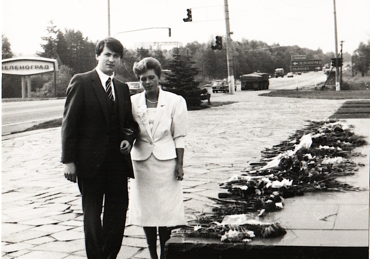 Фото из личного архива. 1988 год. У подножия монумента "Штыки", возложение цветов. Эти молодые люди только что зарегистрировали свой брак.                                                                              
..."Одних уж нет, а те далече..."