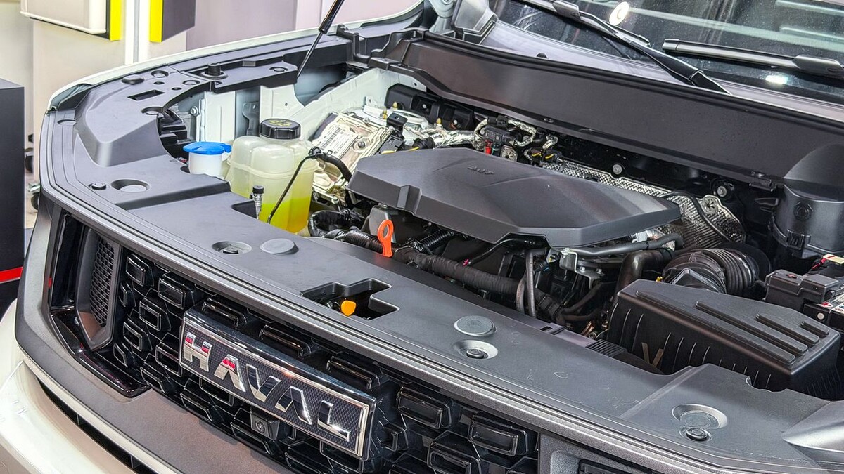    Моторный отсек Haval H7. Фото Константин Завьялов / «Автоновости дня» с международной промышленной выставки «Иннопром»