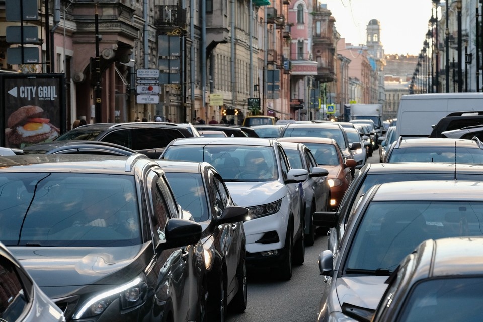    Самые длинные участки с «зеленой волной» есть на Московском, Ленинском и Каменноостровском проспектах. Артем КИЛЬКИН