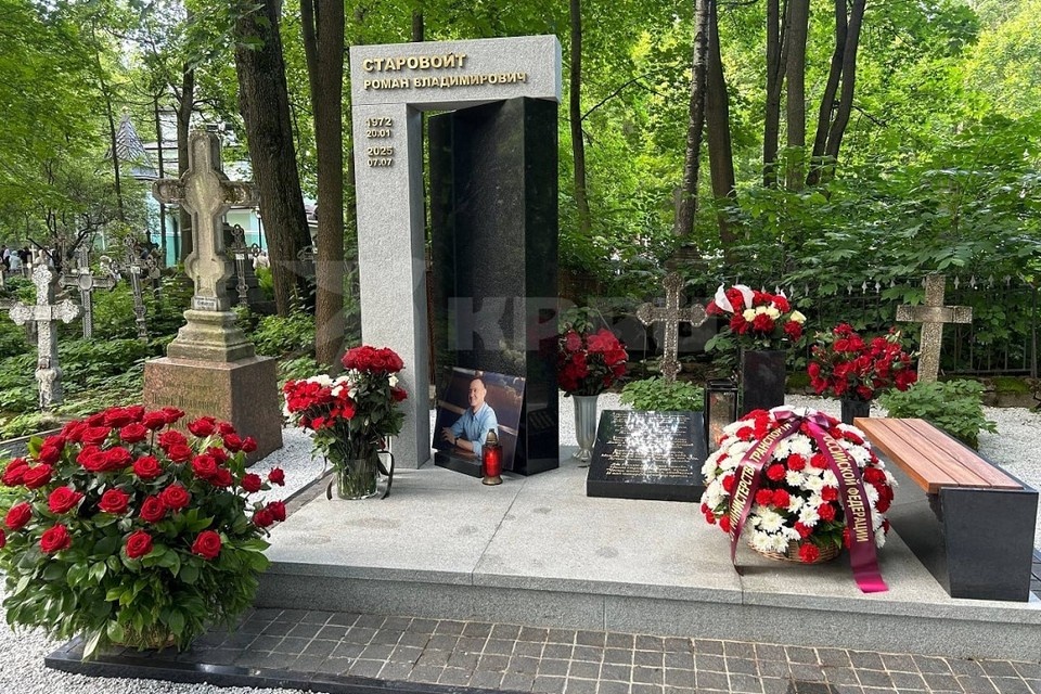   Возлюбленная Старовойта Полина посетила могилу чиновника ранним утром. Юлия СТАЛИНА