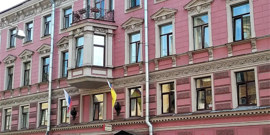 Два дома, две истории