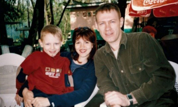    Матвей Сафонов в детстве с родителями