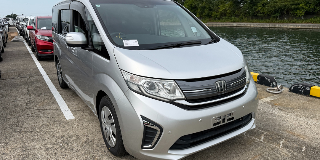 Honda Stepwgn 2015 в бюджет 1 580 000 рублей.