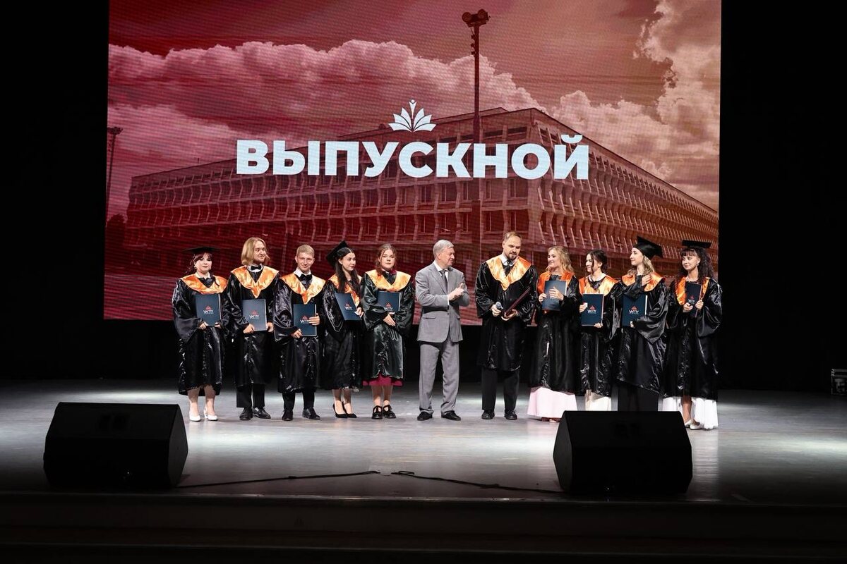 Вместе с выпускниками-отличниками