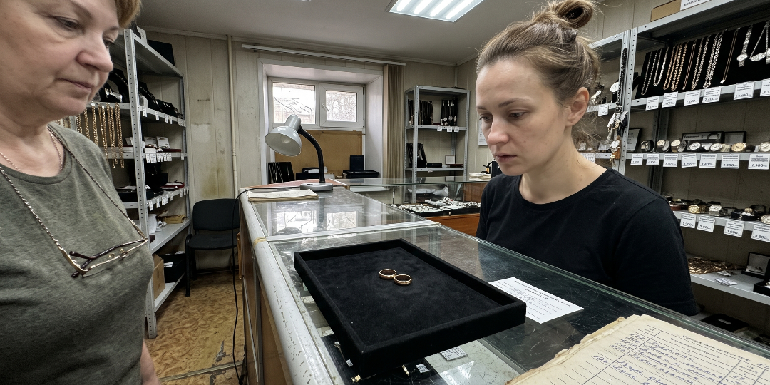 Муж обвинил меня в пропаже обручальных колец из сейфа, но залоговый билет в ломбарде назвал его собственное имя
