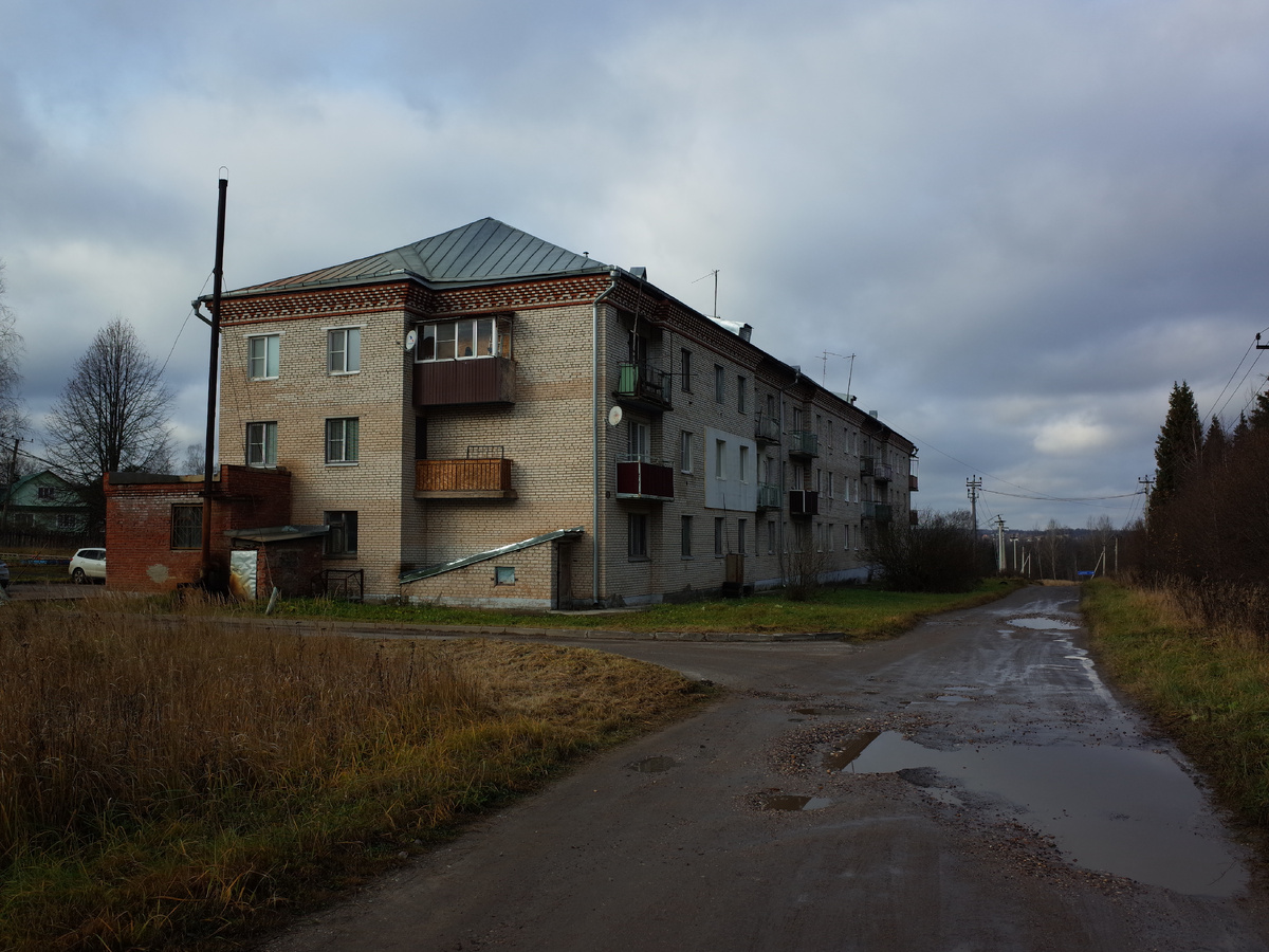 Наш дом. Именно отсюда начинается посёлок Сырнево. Красная пристройка слева - раньше был вход в детский сад. Позже - котельная.Только в прошлом году дому подключили к газу.