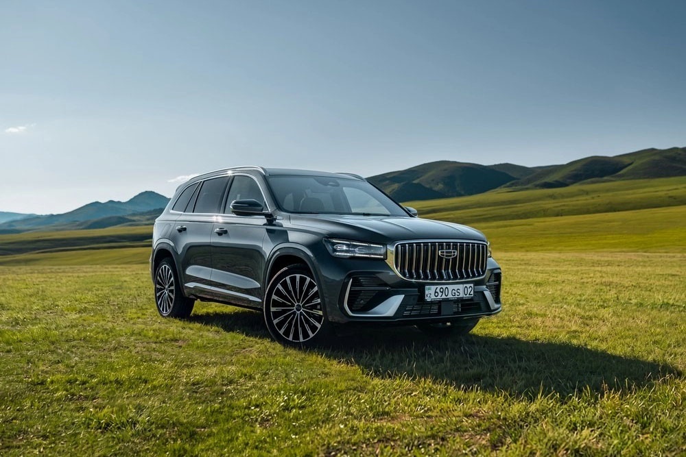 В Казахстане сняли обновленный кроссовер Geely Monjaro