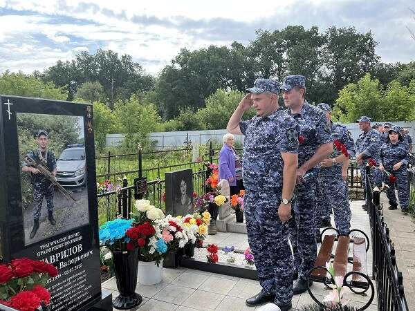 В Курске почтили память росгвардейца, погибшего при теракте на пляже