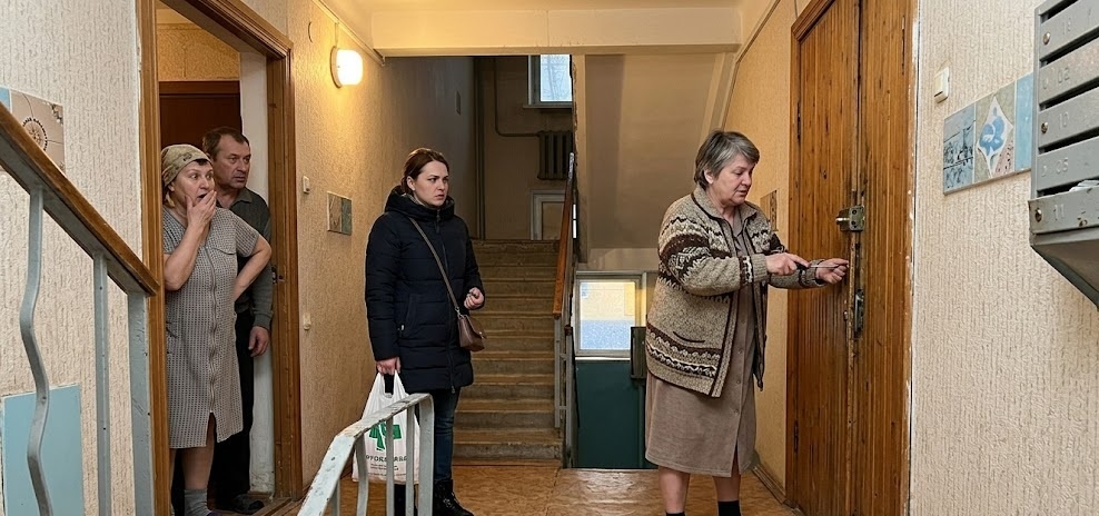 Свекровь при соседях сменила замки. Через два часа сама звонила в дверь