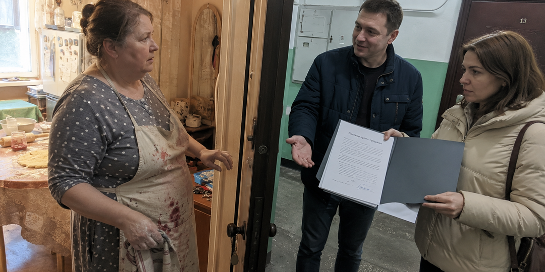 Он продал дачу без её ведома. Нина не устроила скандал - она дождалась судебной повестки