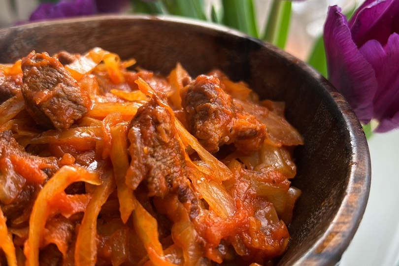 Домашняя еда как раньше: тушёная картошка, капуста с мясом, подлива и свёкла