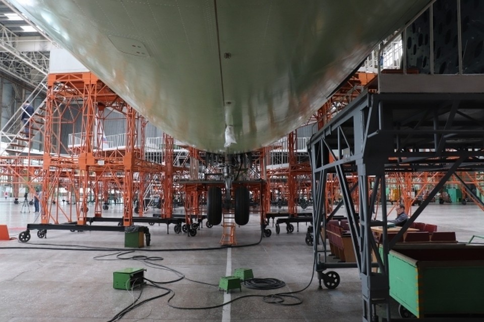    Корпус агрегатной и окончательной сборки Ту-214 связан с развитием производства отечественных пассажирских самолетов. Владимир МАЗЕНКО