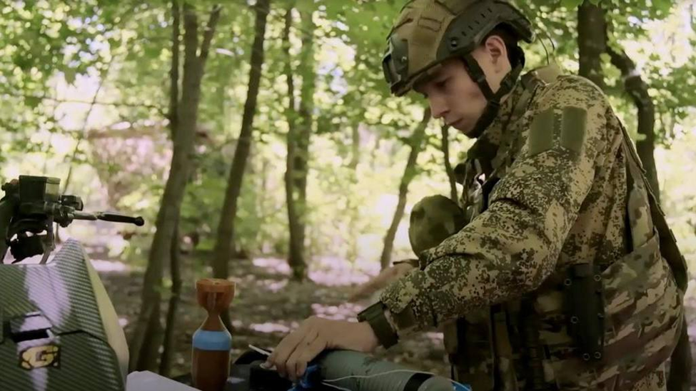 Денис изготавливает снаряд. Фото проекта «Герои спецоперации Z»