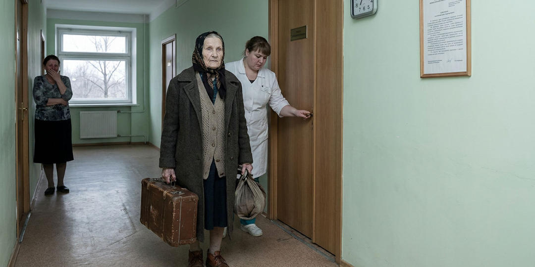 Три сестры спорили, чья очередь заботиться о матери. В итоге мать собралась и уехала в дом престарелых