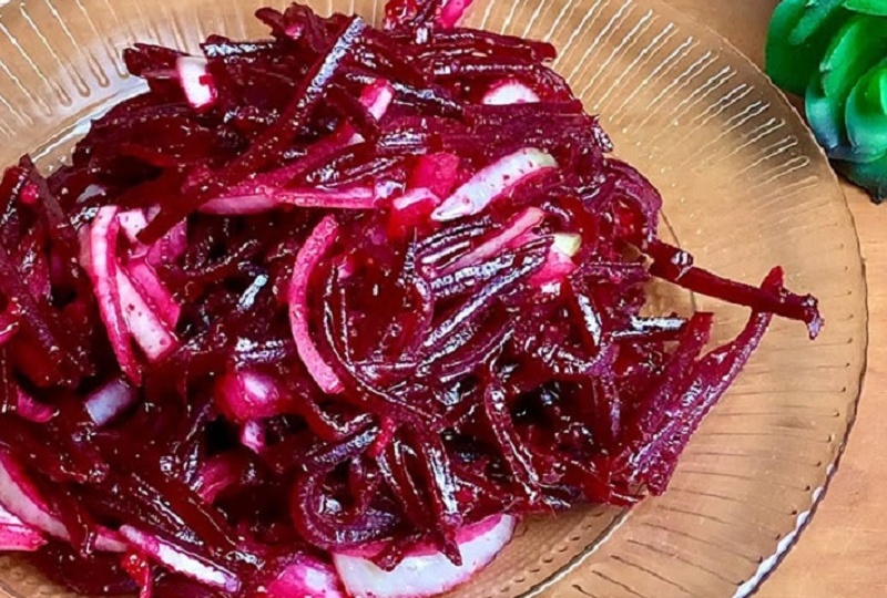 Свекольный салат с маринованным луком, который готовится за минуту