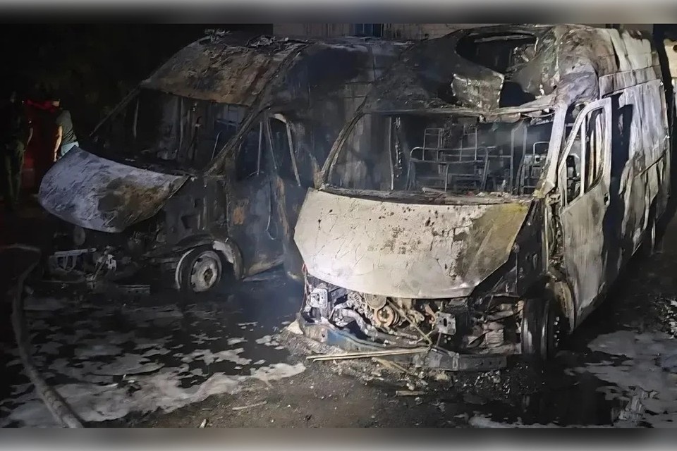    Два больничных "ГАЗа" сгорели в Ивановке после бомбежки ВСУ. Фото: Сергей Черевко/МАХ