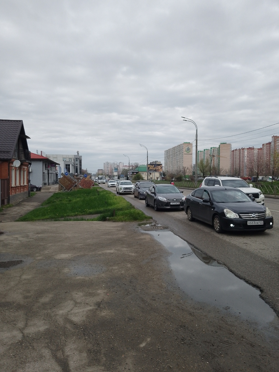 Краснодар. Район парка Галицкого. Хорошо видна архитектура по краснодарски. Новые дома микрорайона соседствуют с деревенскими домиками. Фото автора.