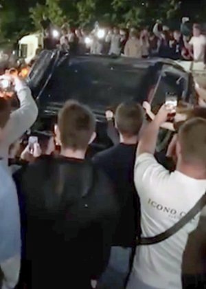    Жители Львова перевернули машину военкомов, одного из них раздели и избили, скандировали "позор". / Фото: Соцсети