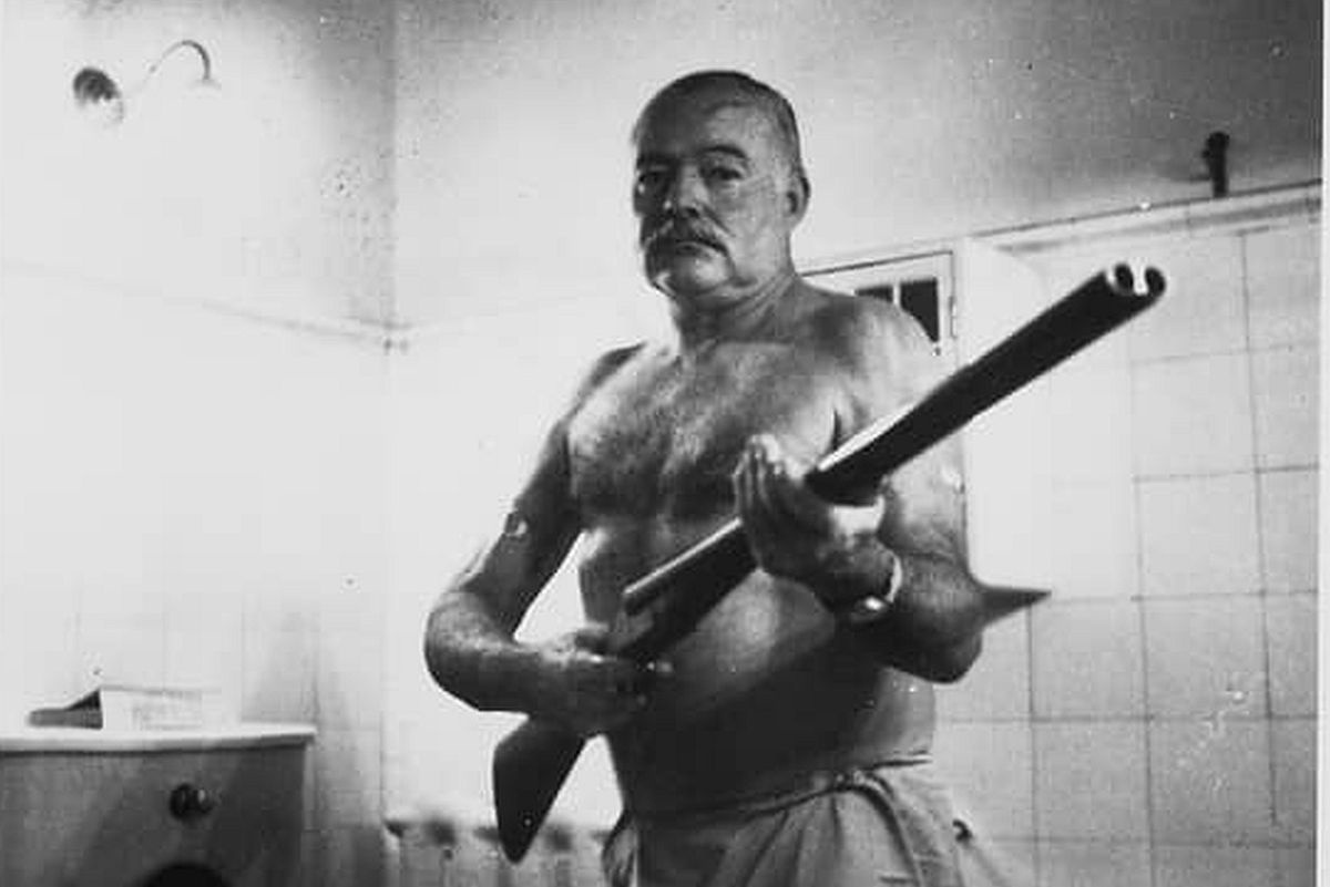    Эрнест Хемингуэй никогда не был в СССР, а вот ружье у него было. На фото 1952 года он в своем поместье на Кубе. / Alamy/TASS