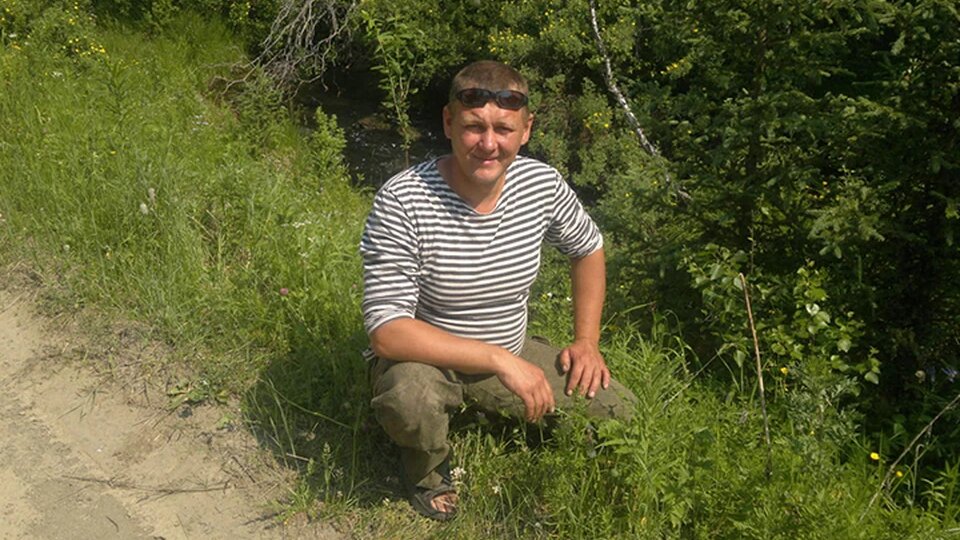 Отец бросился руками разгребать завал, чтобы спасти своих детей, засыпанных в карьере