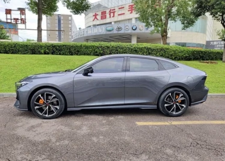 Китайцы испугались русского утиля? Почему самый красивый гибрид Changan UNI-V iDD до сих пор не доехал до России