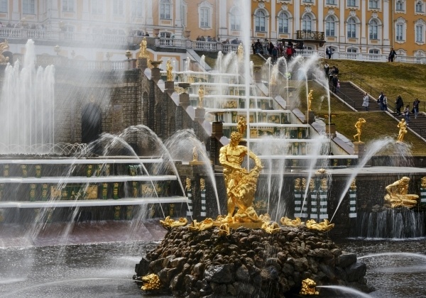 Мороженое за 11 тысяч на семью: Туристы жалуются на цены в Петергофе