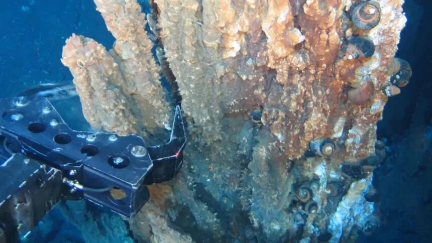  📷    Роботизированная рука откалывает кусок богатой минералами породы глубоко под водой. Фото:     
Nautilus Minerals