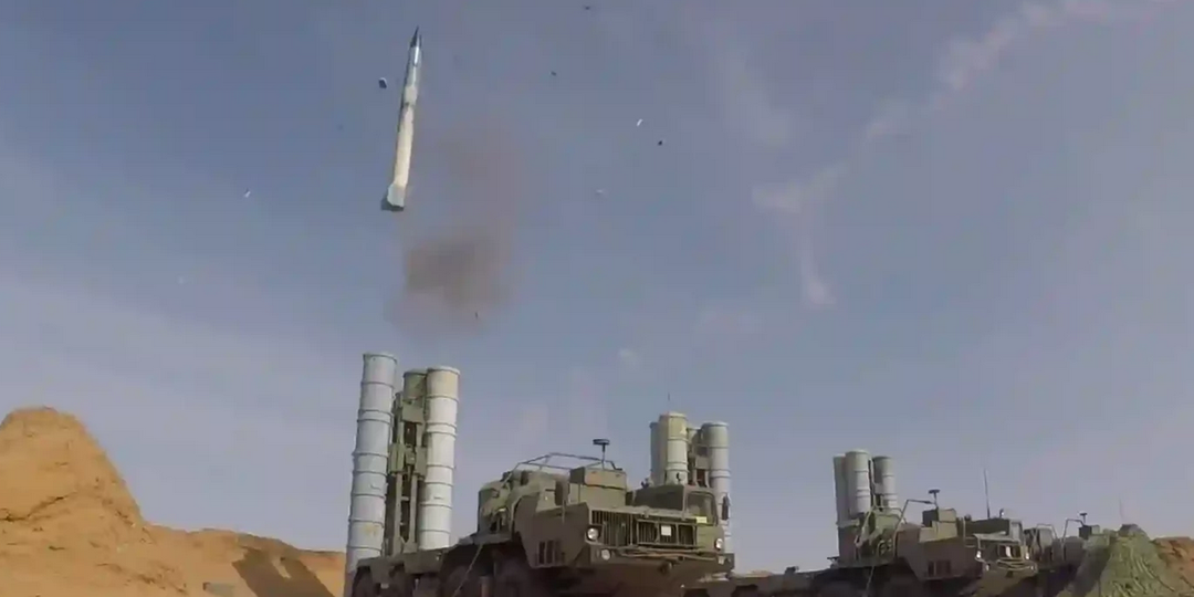 20 лет назад были завершены госиспытания ЗРК С-400 "Триумф". Сегодня он снова в центре внимания. Правда ли что Турция продала его арабам?