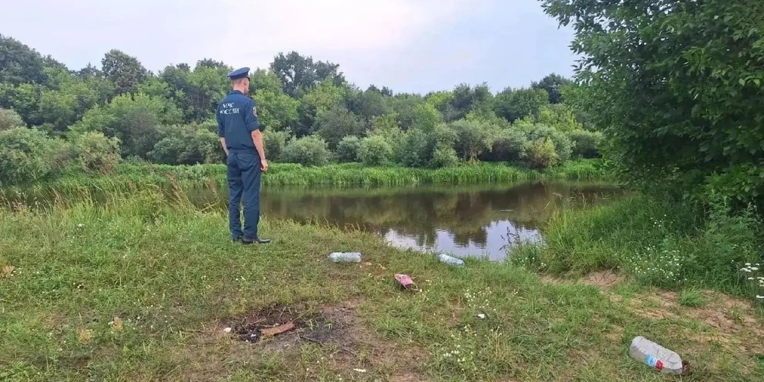 13-летняя девочка не умела плавать, прыгнула в воду и утонула