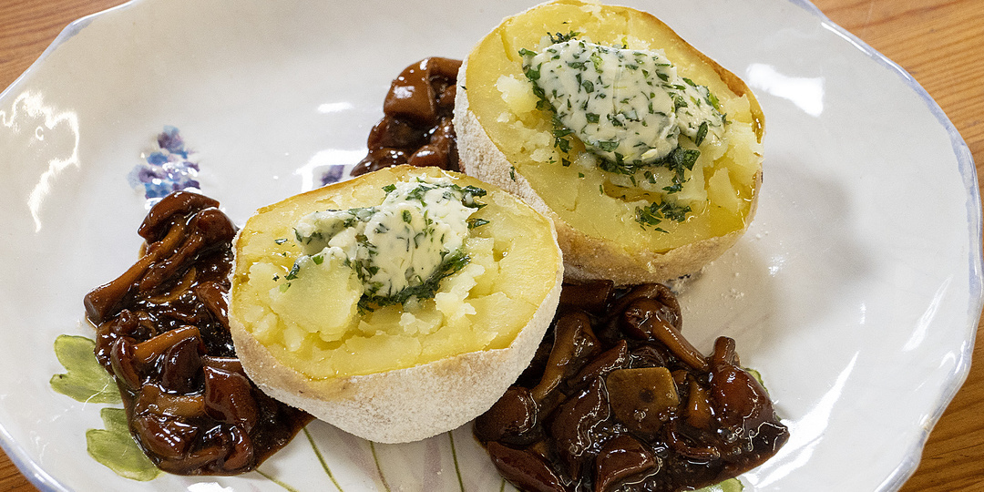 КАРТОФЕЛЬ С ОПЯТАМИ И ЗЕЛЁНЫМ МАСЛОМ