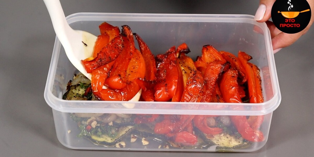 Запекла, залила заправкой и готово. Самая ленивая и вкусная закуска сезона