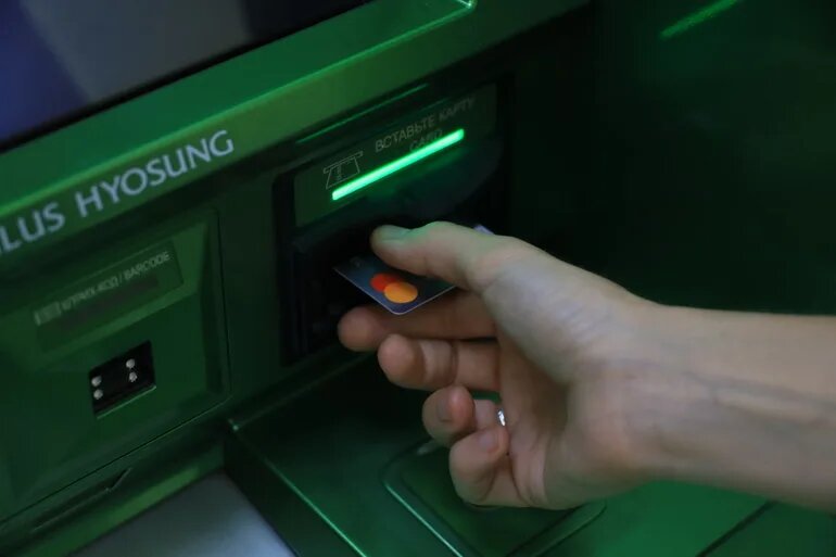 За день полицейские задержали в Петербурге двух курьеров телефонных мошенников