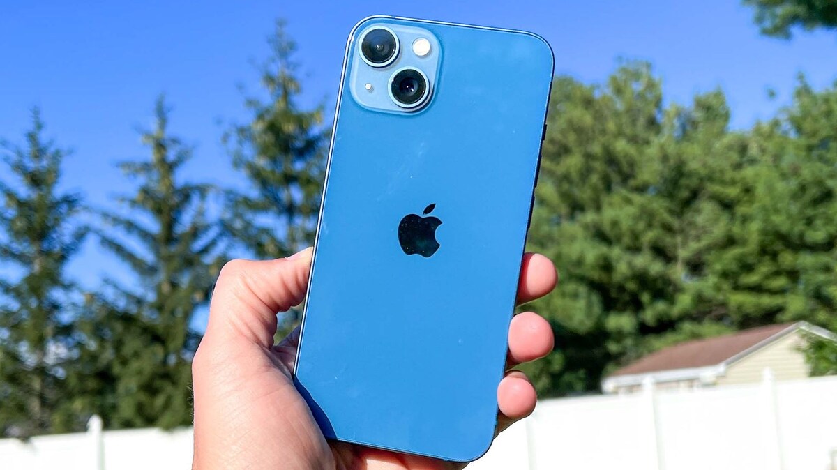    Базовый iPhone 13 по-прежнему хорош в 2026. Есть шанс найти его на более старых версиях iOS