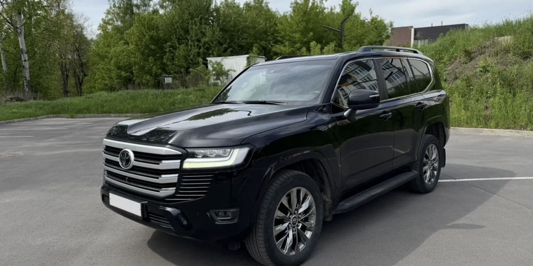 Пытаюсь продать Toyota Land Cruiser 300 (2022 - 89.537 км). 4 месяца висит в продаже, цену опустил на 1,5 млн руб а покупать не хотят