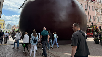 Лето в Москве. Что находится в гигантской вишне на Арбате.