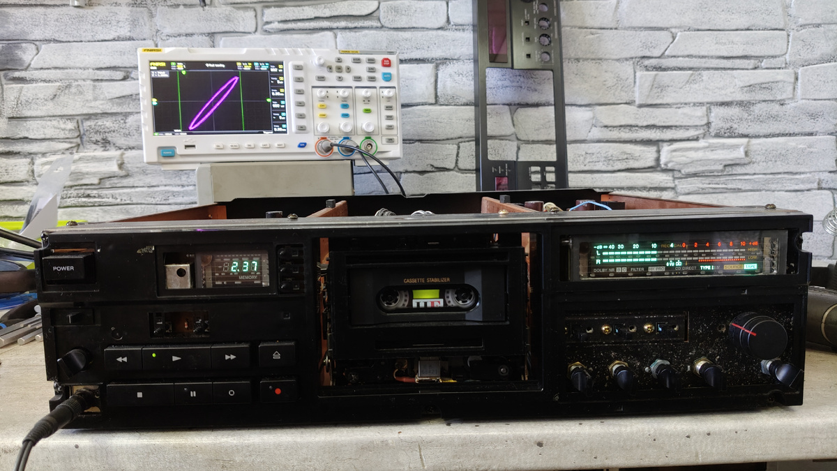 Настройка кассетной деки Sony TC-K555ESL. Фото из моего личного архива.