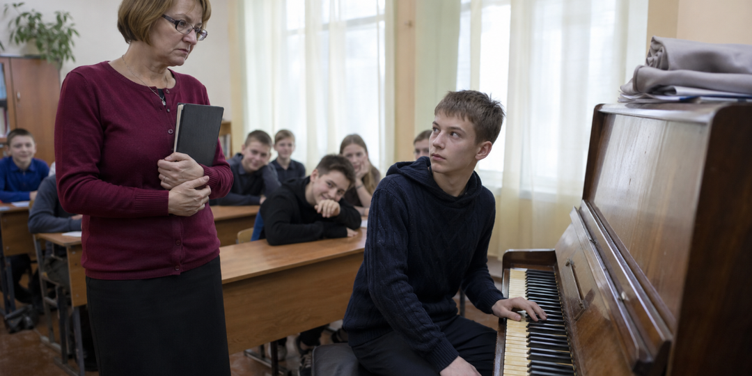 Учительница вызвала новичка к пианино, чтобы выставить его неумехой. Но он сыграл пьесу её бывшего наставника
