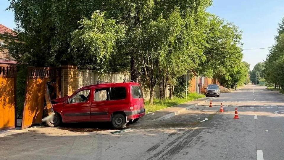     Автомобиль влетел в дом в Мытищах, пострадали семь человек max.ru/Подмосковная полиция