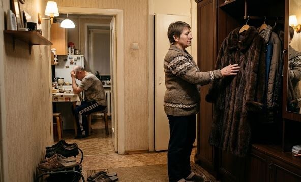 Я подарил твою норковую шубу своей маме, ей нужнее, — сказал муж. Утром его удочки были на помойке