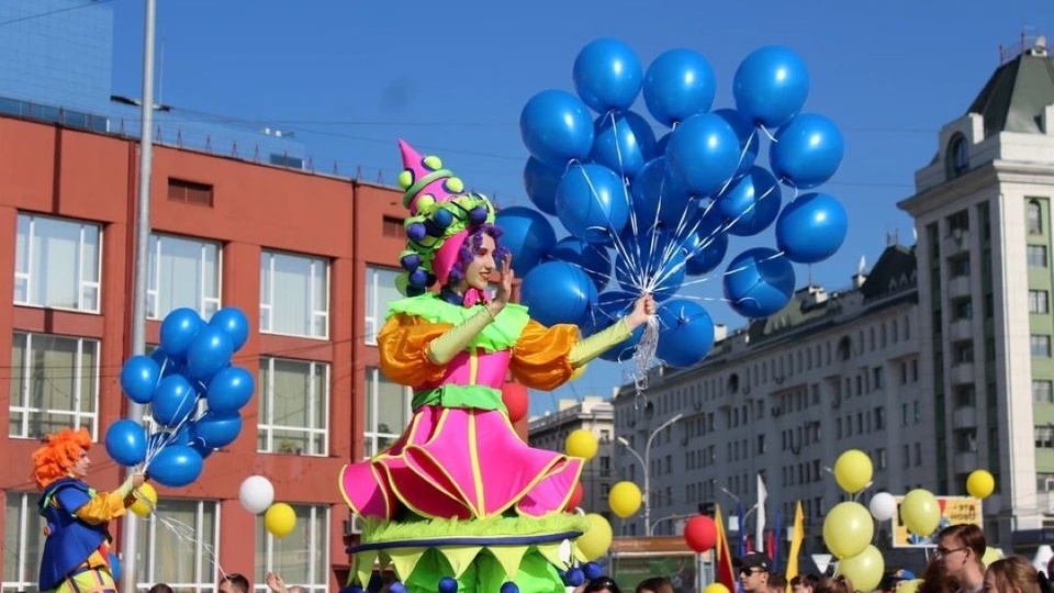 Карнавал фестиваля «Летосфера» прошел по улице Ленина в Новосибирске