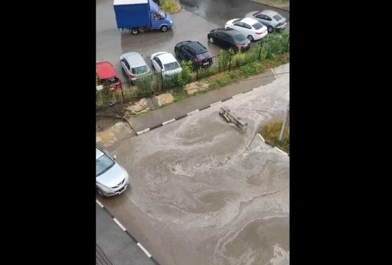 Жители дома на Касимовском шоссе вновь пожаловались на потоп во дворе