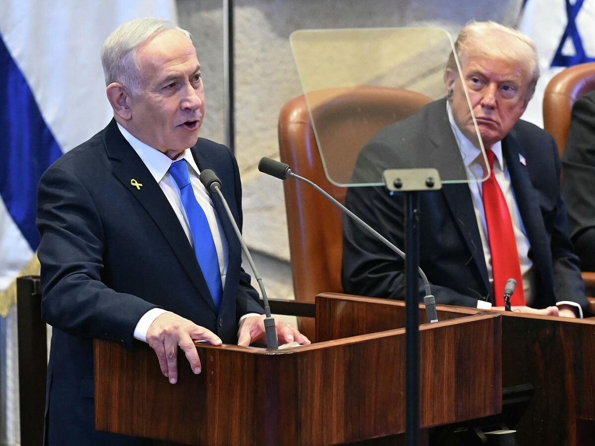    Президент США Дональд Трамп слушает выступление премьер-министра Израиля Биньямина Нетаньяху в кнессете | © AP Photo / Saul Loeb