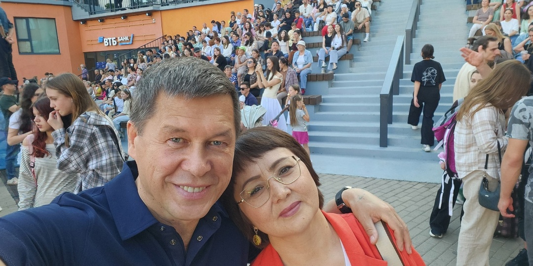 ↗ Недавно вечером, случайно узнав, что в Уфе в пространстве Арт-Квадрат идет праздник родного языка, мы с Гульназ и Уралом быстро собрались