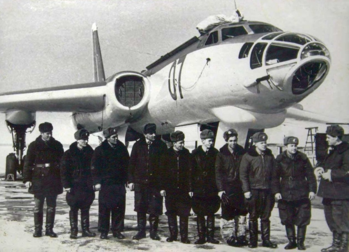 Летный и технический экипаж у дальнего бомбардировщика Туполев Ту-16А в специальной окраске, защищающей от теплового воздействия ядерного взрыва
