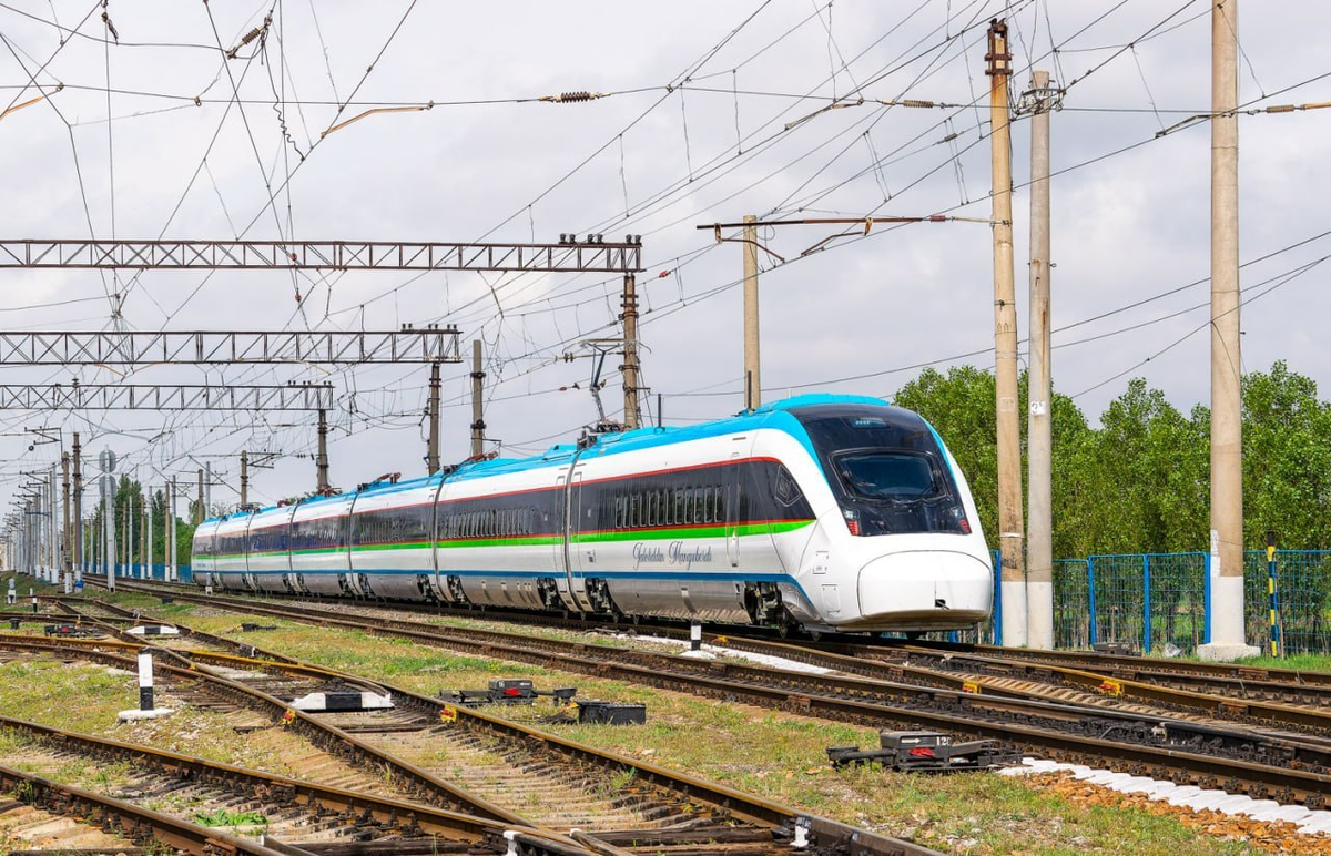 Высокоскоростной поезд EMU-250 производства Hyundai Rotem для «Узбекистон темир йуллари». Источник: Хасанов Г.А./Railgallery
