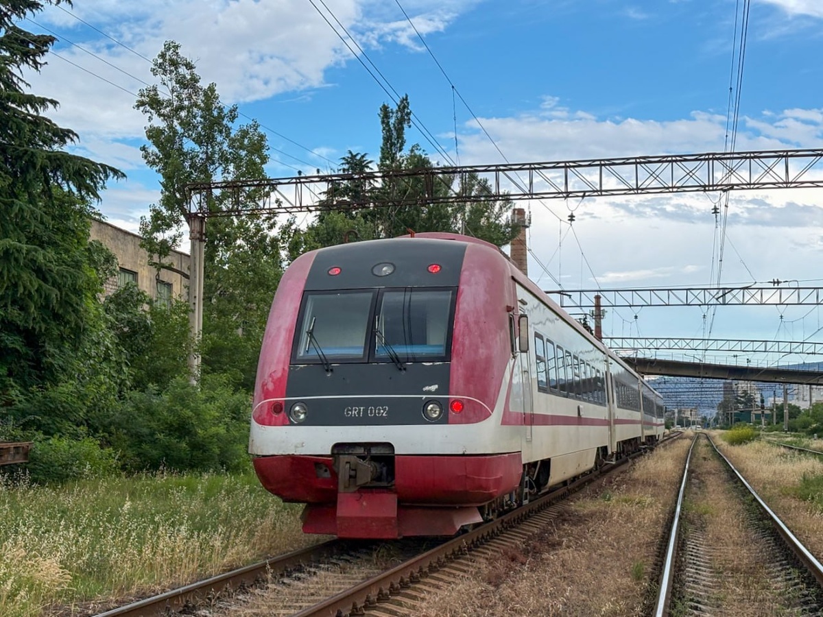  Электропоезд GRT-002 производства китайской CSR на станции Тбилиси-Товарная. Источник: BVV/Railgallery