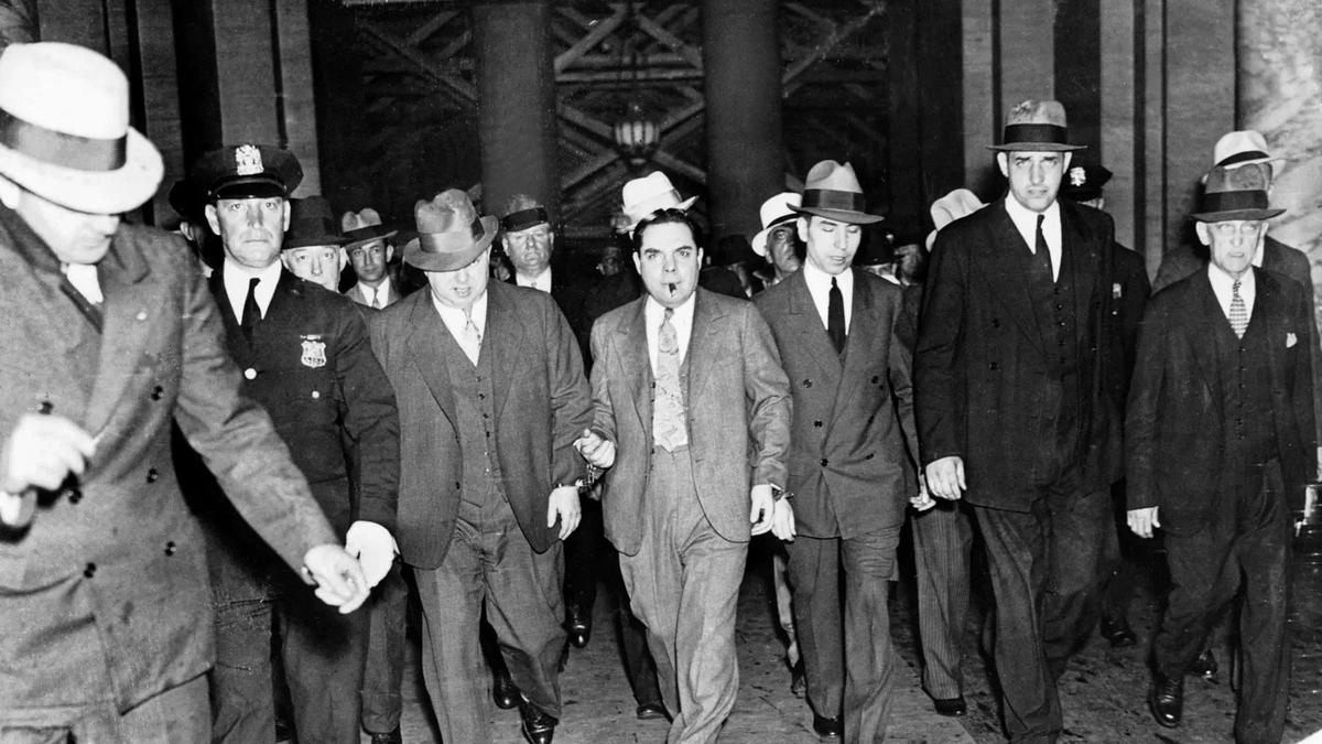 Члены мафии покидают здание суда в Нью-Йорке, 1936 год