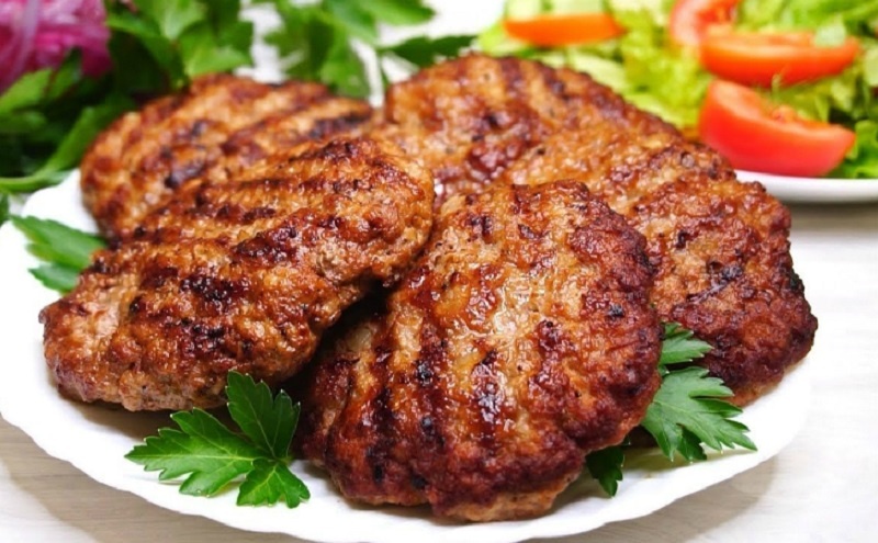 Нежные и ароматные котлеты по особому рецепту: маринуем фарш перед жаркой