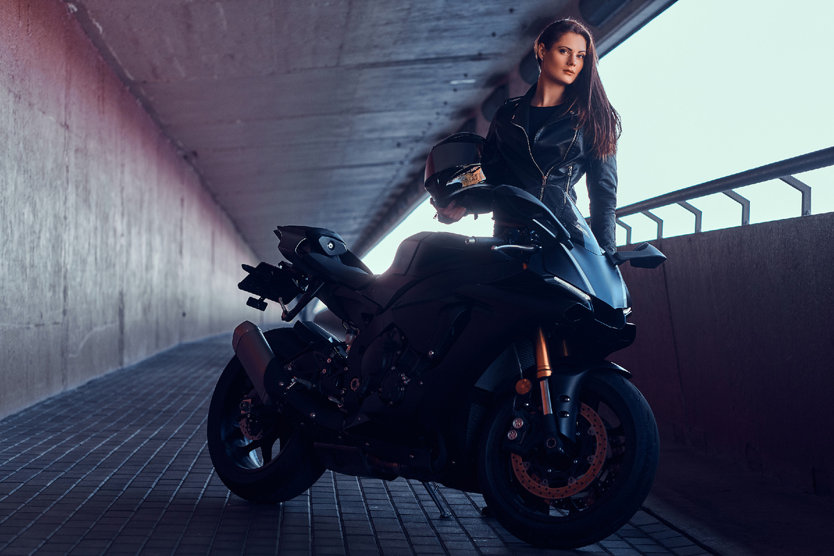 <a href="https://www.magnific.com/ru/free-photo/young-attractive-woman-is-standing-tunnel-with-her-bike-helmet_29244143.htm">Изображение от fxquadro на Magnific</a>